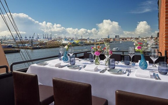 Ein „Table with a View“, der über der Elbe schwebt