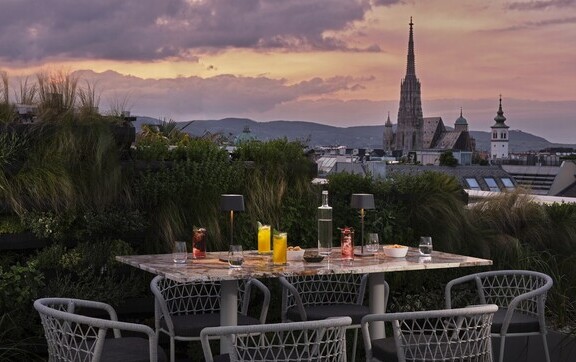 The Ritz-Carlton, Vienna eröffnet die Sommersaison der Atmosphere Rooftop Bar