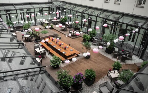 Saisonauftakt: Ein Hauch von Sommerromantik im Innenhof des Hotel am Steinplatz, Autograph Collection, Berlin