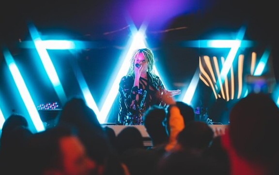 W Hotels erweitert die Reihe „W PRESENTS“ und verbessert die Livemusik-Erlebnisse mit internationaler Tour