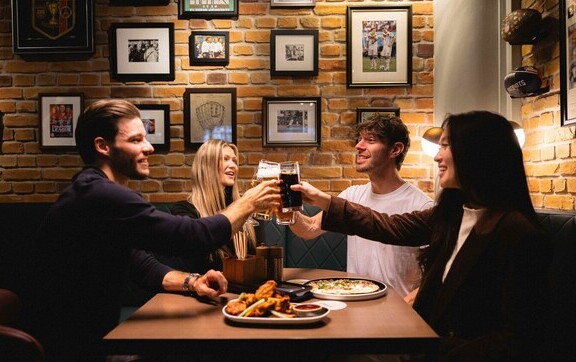 American Football in München: Giants vs. Panthers live im neuen Champions Restaurant & Bar erleben