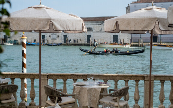 THE ST. REGIS VENICE E GINORI 1735 CELEBRANO IL RE-STYLING DELLA NUOVA GINORI TERRACE