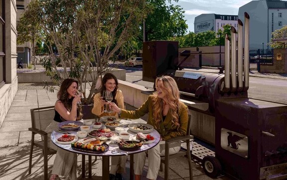 BBQ-Feuerwerk: Neues Highlight jeden Samstag auf der Terrasse des JW Steakhouse Berlin