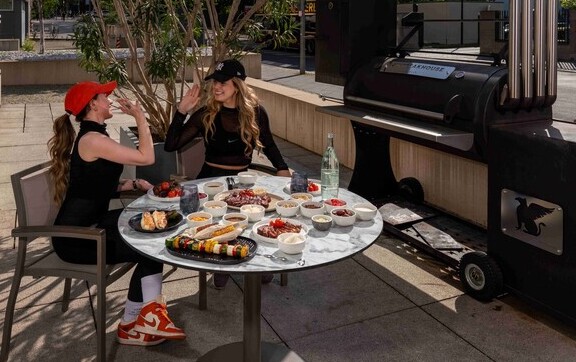 Sunday Runners BBQ im JW Marriott Hotel Berlin startet auf der Terrasse in die neue Saison