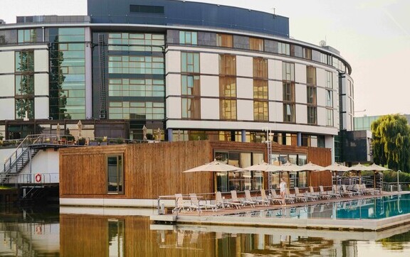 Ein genussvoller Sonntag am Wasser: Poolbrunch im The Ritz-Carlton, Wolfsburg
