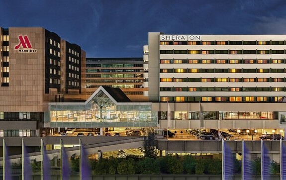 Direkte Sky Line Anbindung: Frankfurt Marriott Airport Hotel und Sheraton Frankfurt Airport Hotel mit Zugang zu allen Terminals