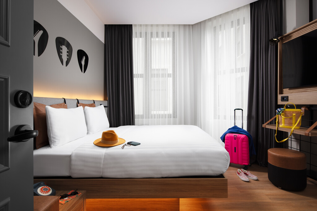 Moxy Istanbul Beyoğlu - Queen Room Atrium View