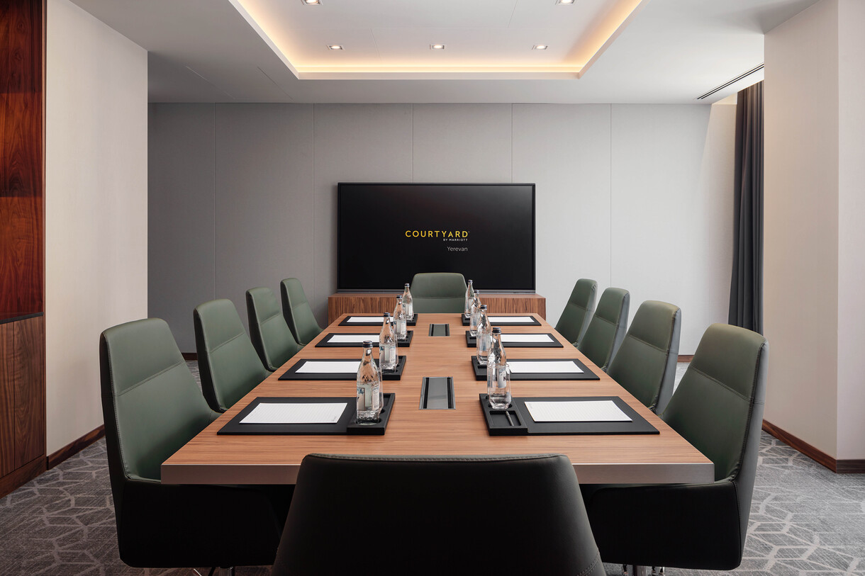 courtyard-by-marriott-yerevan-meeting-boardroom