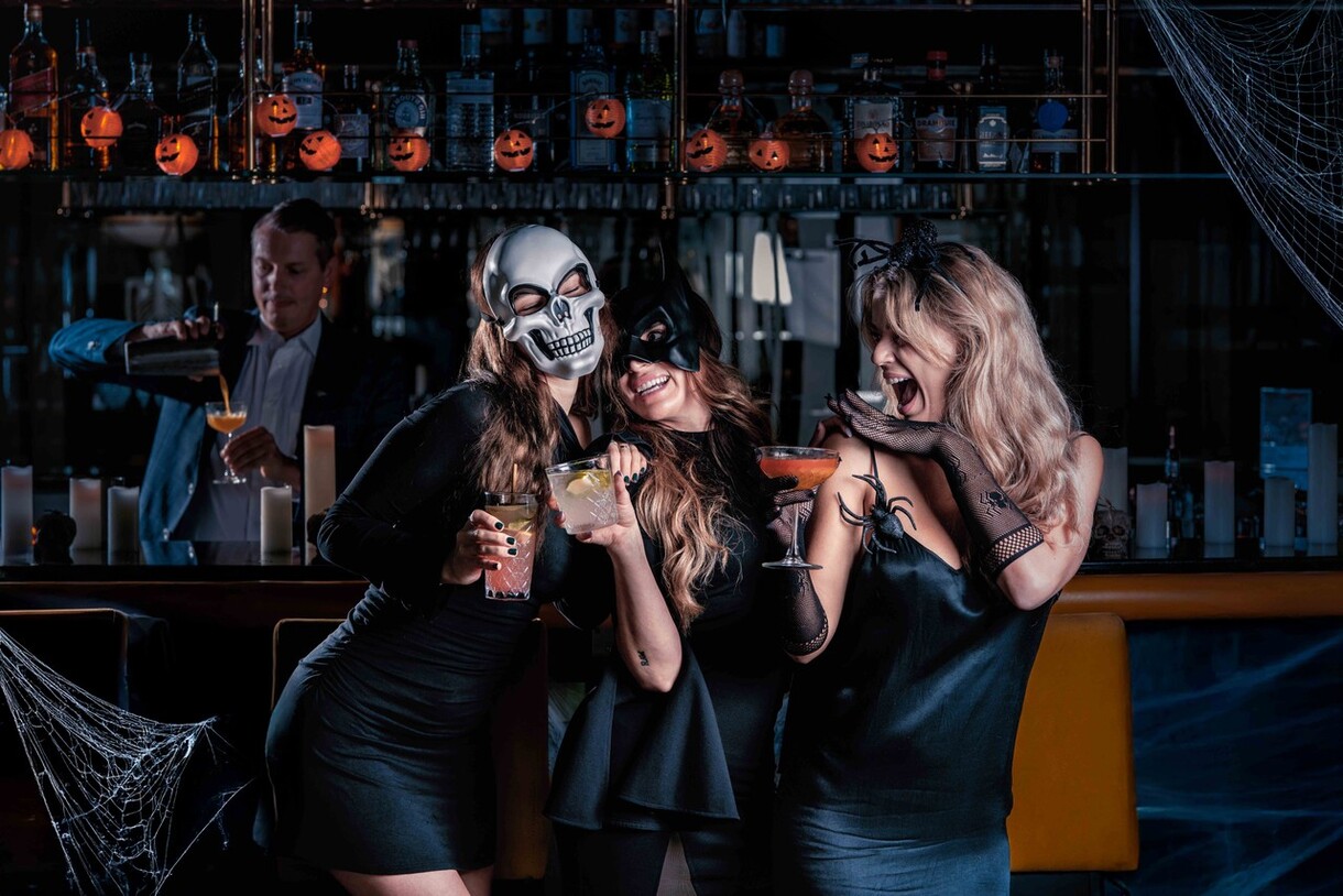 Halloween in der Bar26 © Matt Khodaveisi