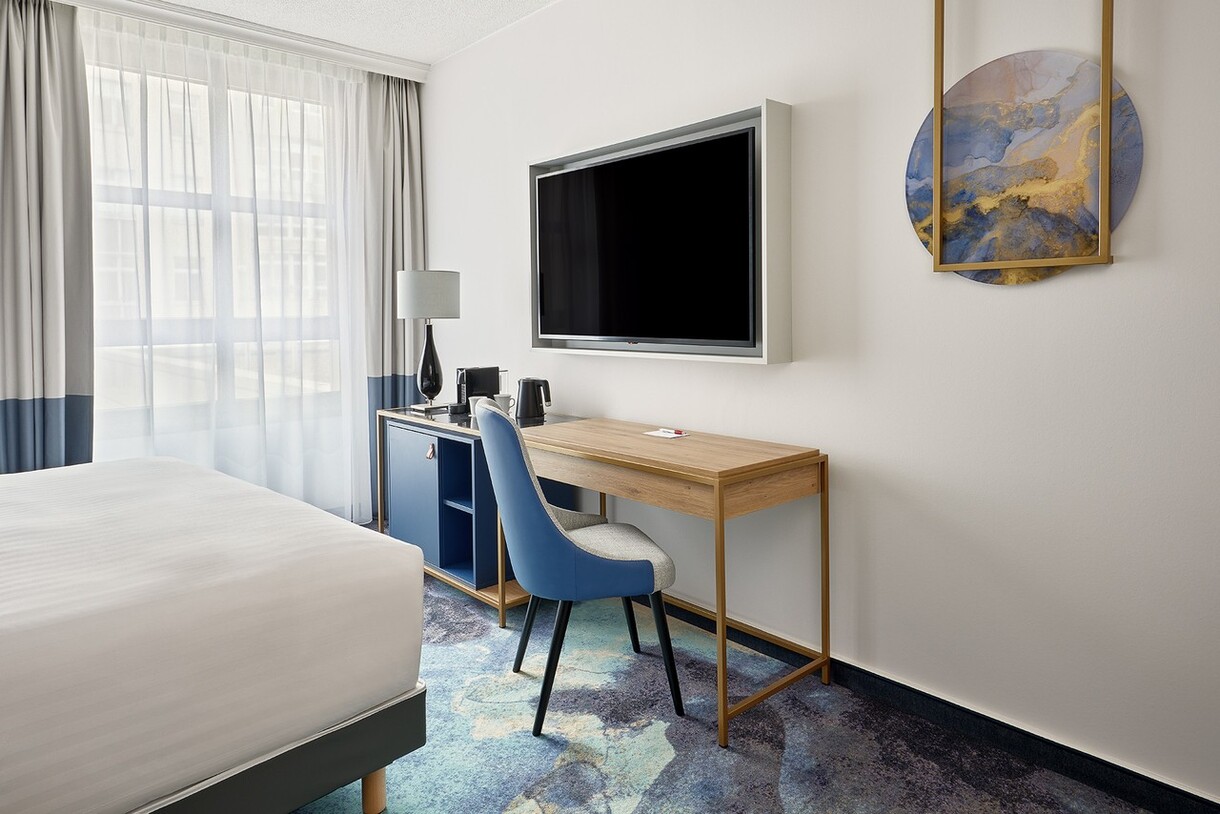 Hamburg Marriott Hotel Deluxe King (c) Marriott International