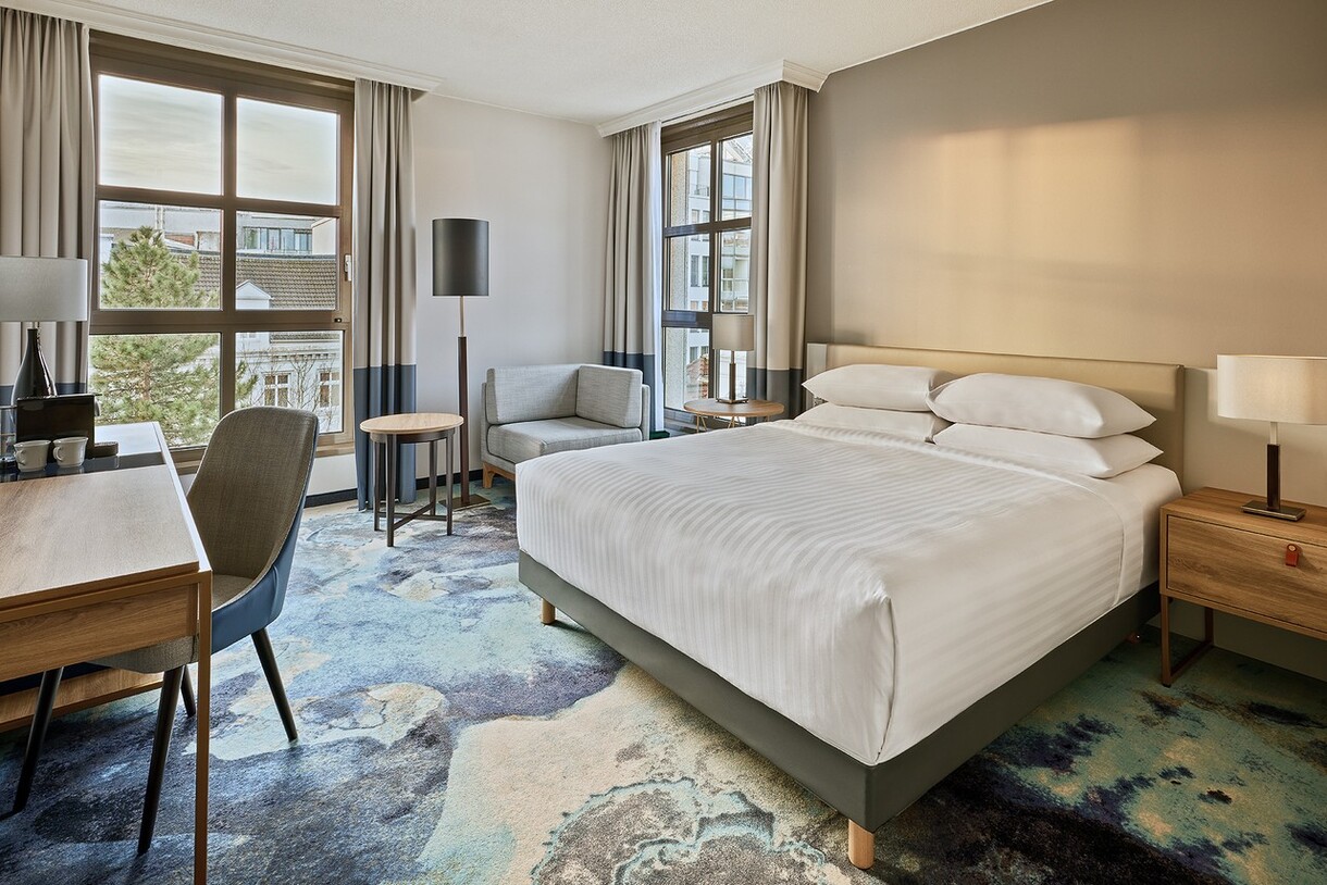 Hamburg Marriott Hotel Deluxe King Corner Room (c) Marriott International