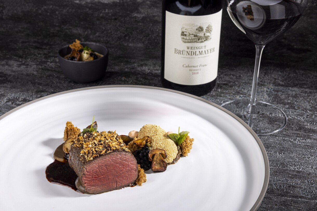 HEIMISCHER HIRSCH mit Cabernet Franc Reserve 2018 Querformat (c) Kirchgasser Photography