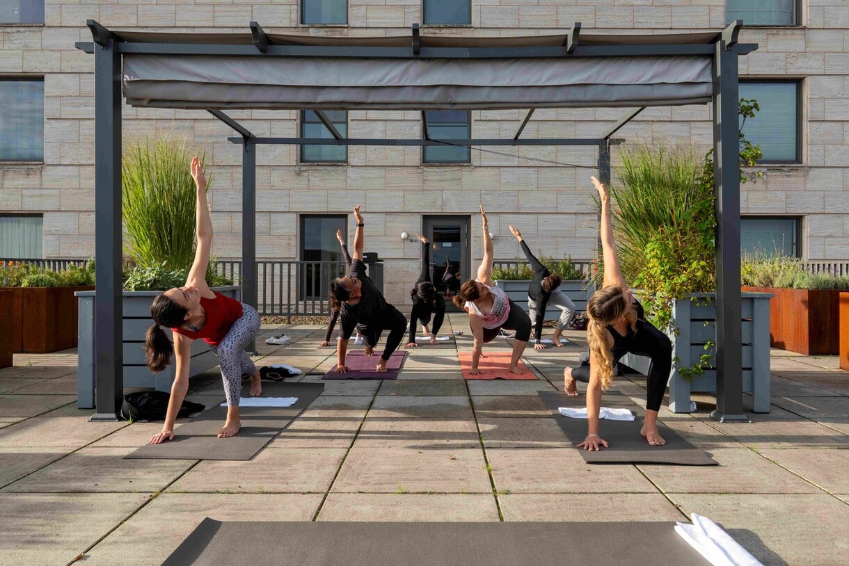 Pilates auf dem JW Marriott Berlin Rooftop (c) Marriott International