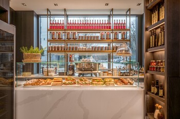 Assoluto Deli Theke (c) Marriott International
