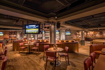 Champions Restaurant & Bar 2 (c) Marriott International