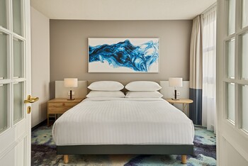 Hamburg Marriott Hotel Junior Suite (c) Marriott International