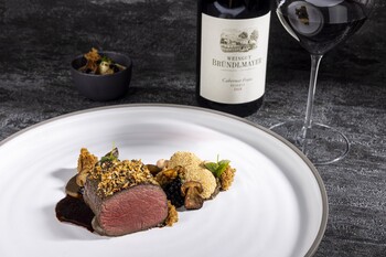 HEIMISCHER HIRSCH mit Cabernet Franc Reserve 2018 Querformat (c) Kirchgasser Photography