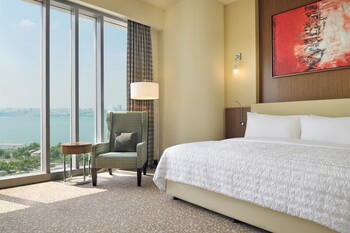 Le Meridien City Center Doha - Club Room King Sea View