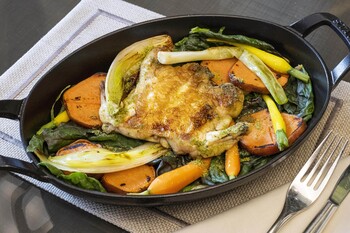Galletto gratinato alle erbe, patate dolci e verdure a foglie