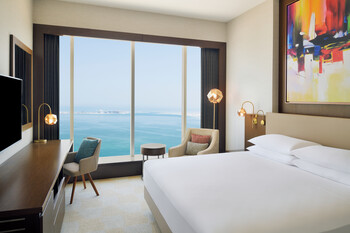 Delta Hotel City Center Doha - Deluxe King Sea View 01