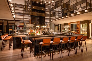 westhub bar & lounge (c)Marriott International