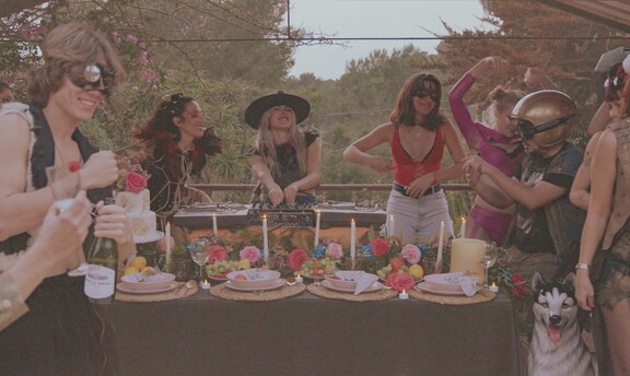 W Ibiza continúa su Eclosión boho futurista para este verano